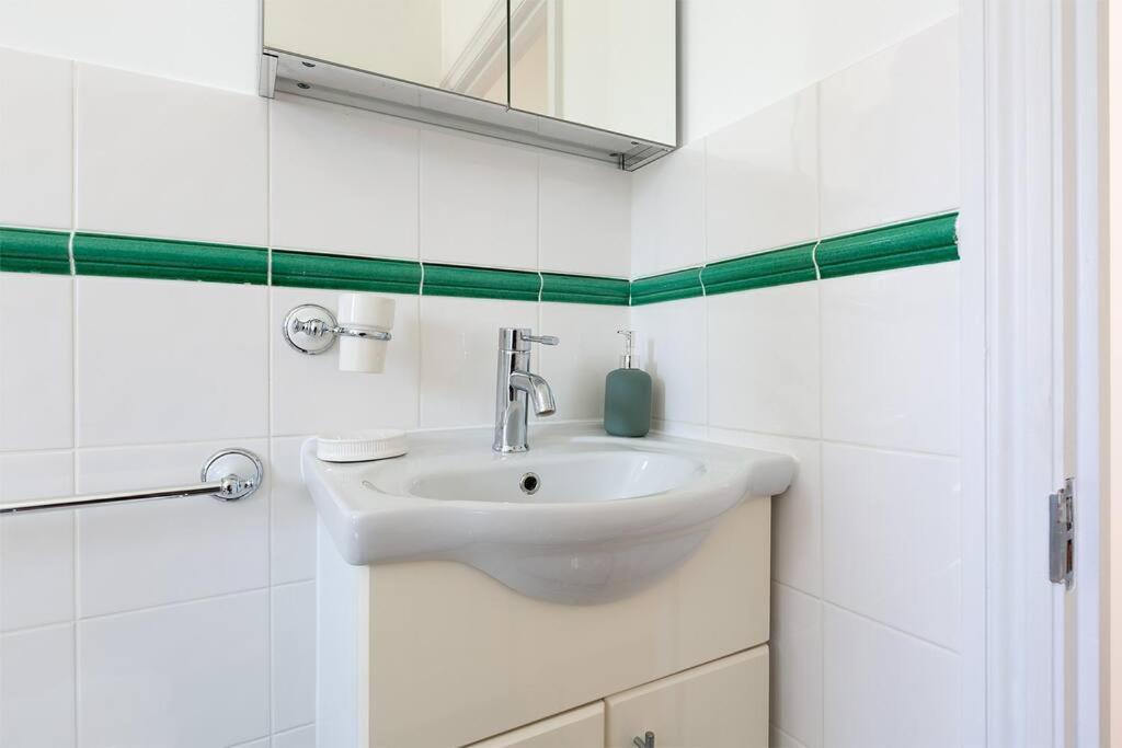 Spacious 3 Bedroom Flat With Terrace London Eksteriør bilde